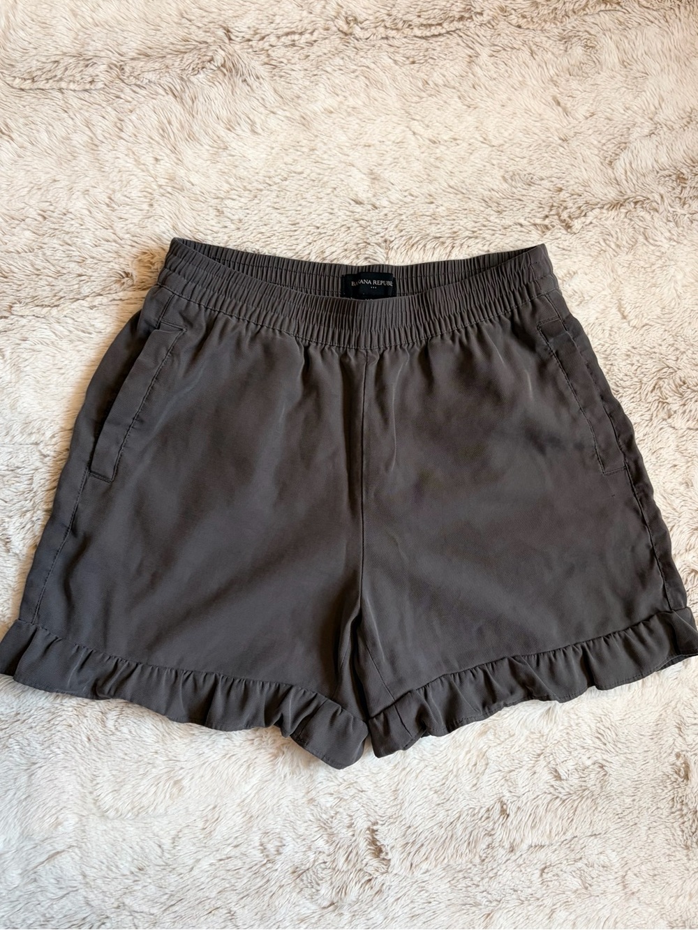 🩶 Banana Republic Scallop Hem Shorts XS Quiet Luxury Old Money Coastal Preppy